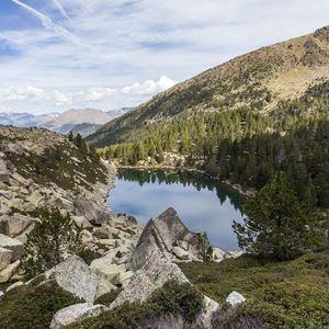 Превью обои пейзаж, озеро, камни, деревья, лес, горы, облака