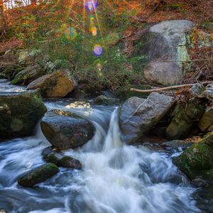 Превью обои пейзаж, река, лес, камни, вода, солнце, природа