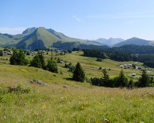 Превью обои пейзаж, трава, деревья, горы, долина