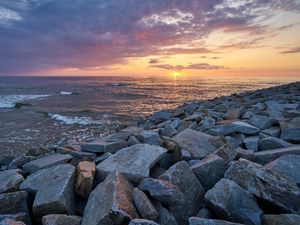 Превью обои пейзаж, закат, море, камни, берег