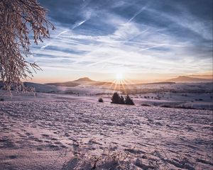 Превью обои пейзаж, зима, снег, солнце, холмы, рельеф