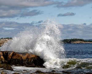 Превью обои пена, брызги, море, камни, природа