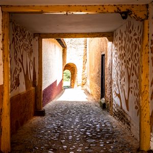 Превью обои переулок, арка, тоннель, камни, стены, фреска