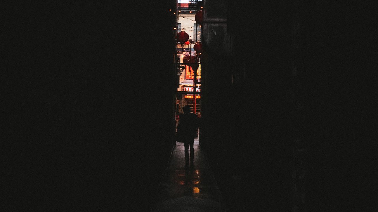Обои переулок, темный, силуэт, гирлянды, фонари