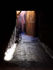 Превью обои переулок, тоннель, темный, велосипед, свет