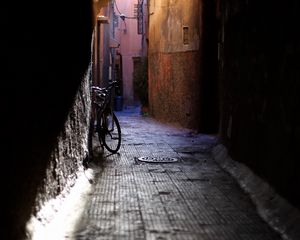 Превью обои переулок, тоннель, темный, велосипед, свет