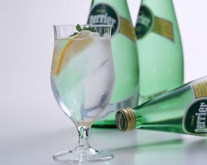 Превью обои perrier, минеральная вода, бутылка, напиток