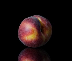 Превью обои персик, фрукт, темный фон, отражение
