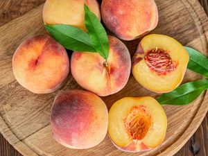 Превью обои персики, фрукты, листья, спелый
