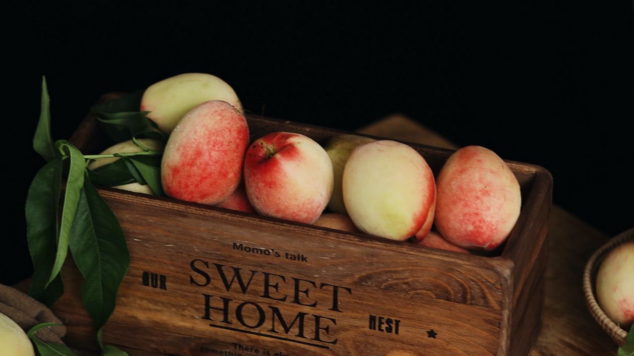 Обои персики, фрукты, листья, ящик