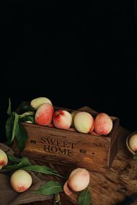 Превью обои персики, фрукты, листья, ящик