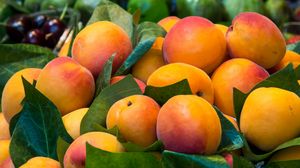 Превью обои персики, фрукты, листья, еда