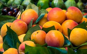 Превью обои персики, фрукты, листья, еда