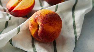 Превью обои персики, фрукты, свежий, полотенце