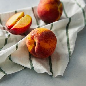Превью обои персики, фрукты, свежий, полотенце