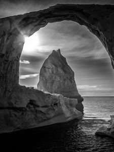Превью обои пещера, арка, скала, море, пейзаж, черно-белый