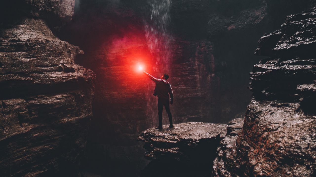 Обои пещера, человек, камни, свет