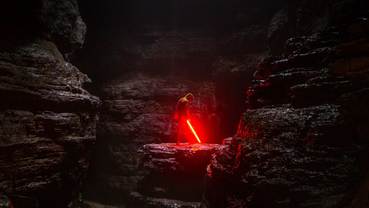 Обои пещера, человек, лазерный меч, свет