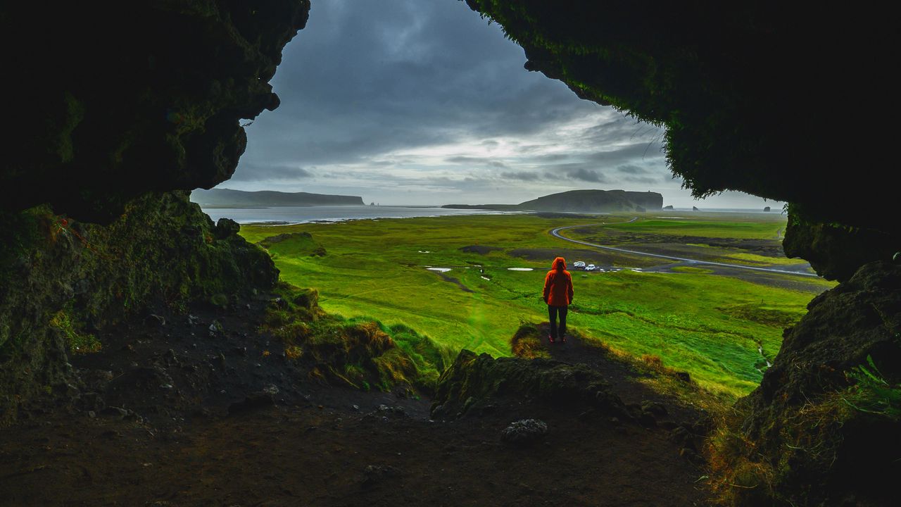 Обои пещера, человек, пейзаж, побережье, зелень