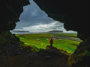 Превью обои пещера, человек, пейзаж, побережье, зелень