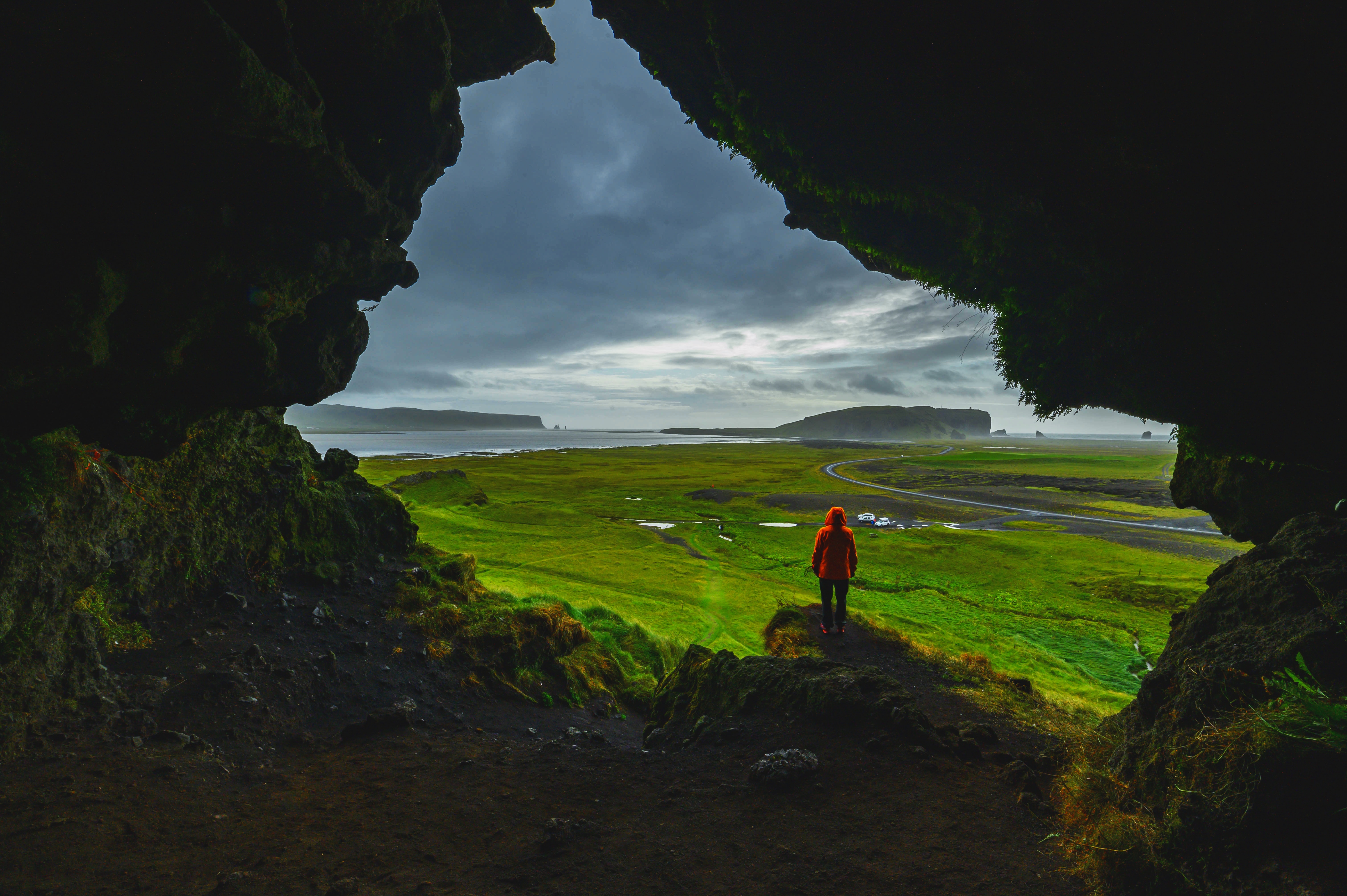 Big mother nature cave. Исландия на рабочий стол. Пещера на побережье. Фон природа качественный Исландия зелень. Исландия грот каменные столбы пещера Исландия.