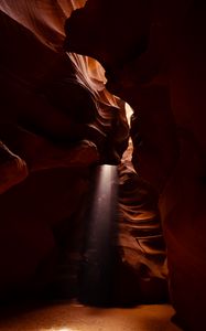Превью обои пещера, каньон, каменный, темный, солнечный свет