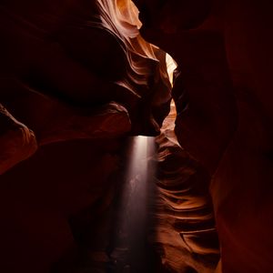 Превью обои пещера, каньон, каменный, темный, солнечный свет