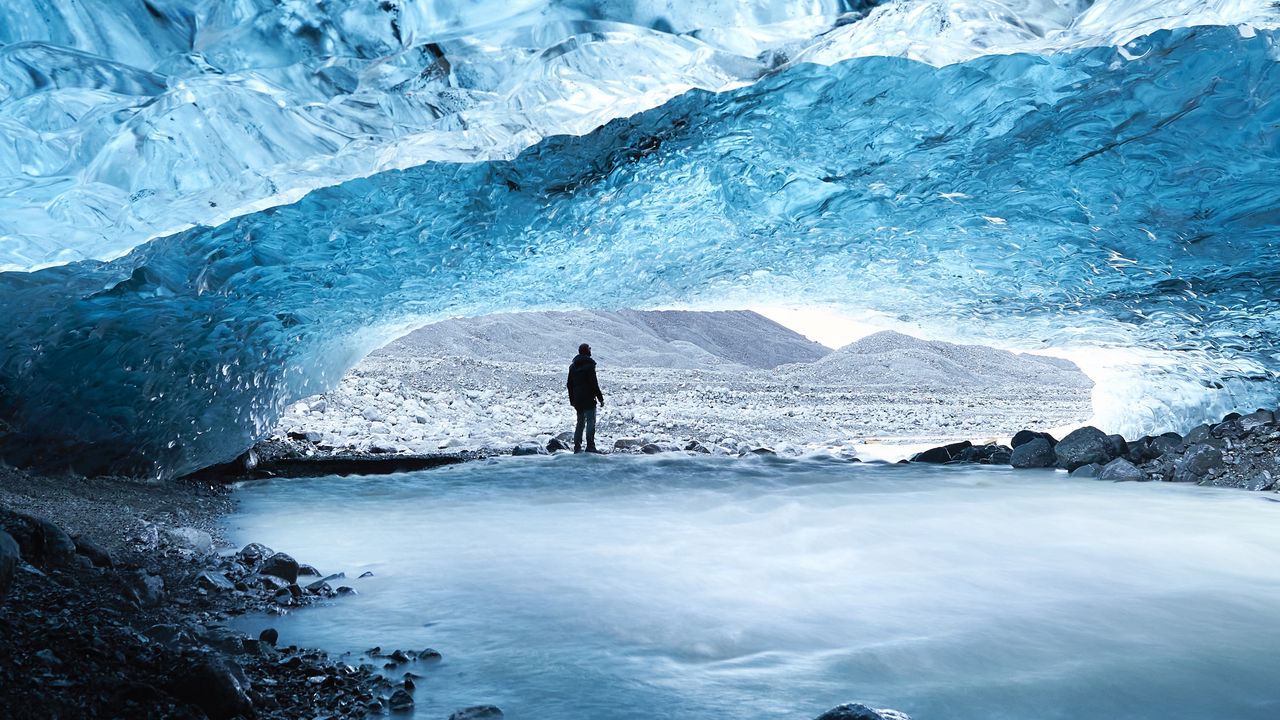 Обои пещера, лед, человек, ледник, замерзший