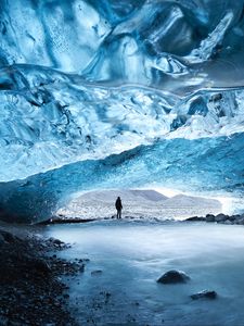 Превью обои пещера, лед, человек, ледник, замерзший