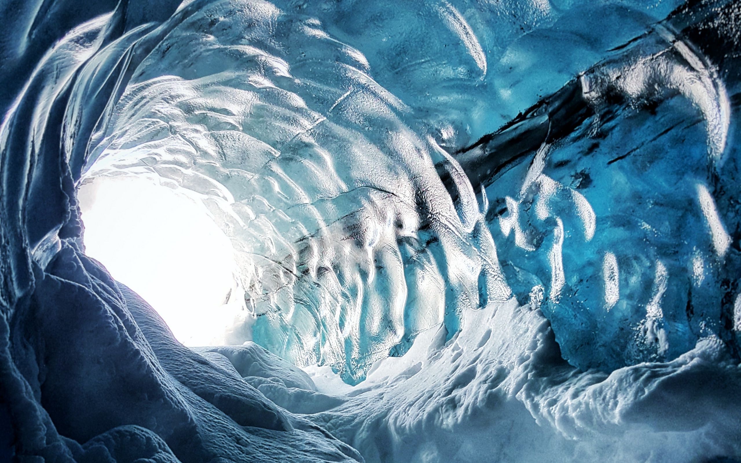 Скорость света во льду. Ледяные пещеры. Ледяная пещера арт. Снежная пещера. Ледяная глыба арт.