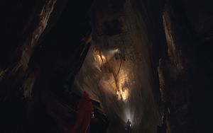Превью обои пещера, люди, арт, скалолазание, темный