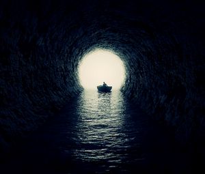 Превью обои пещера, лодка, силуэт, вода, темнота