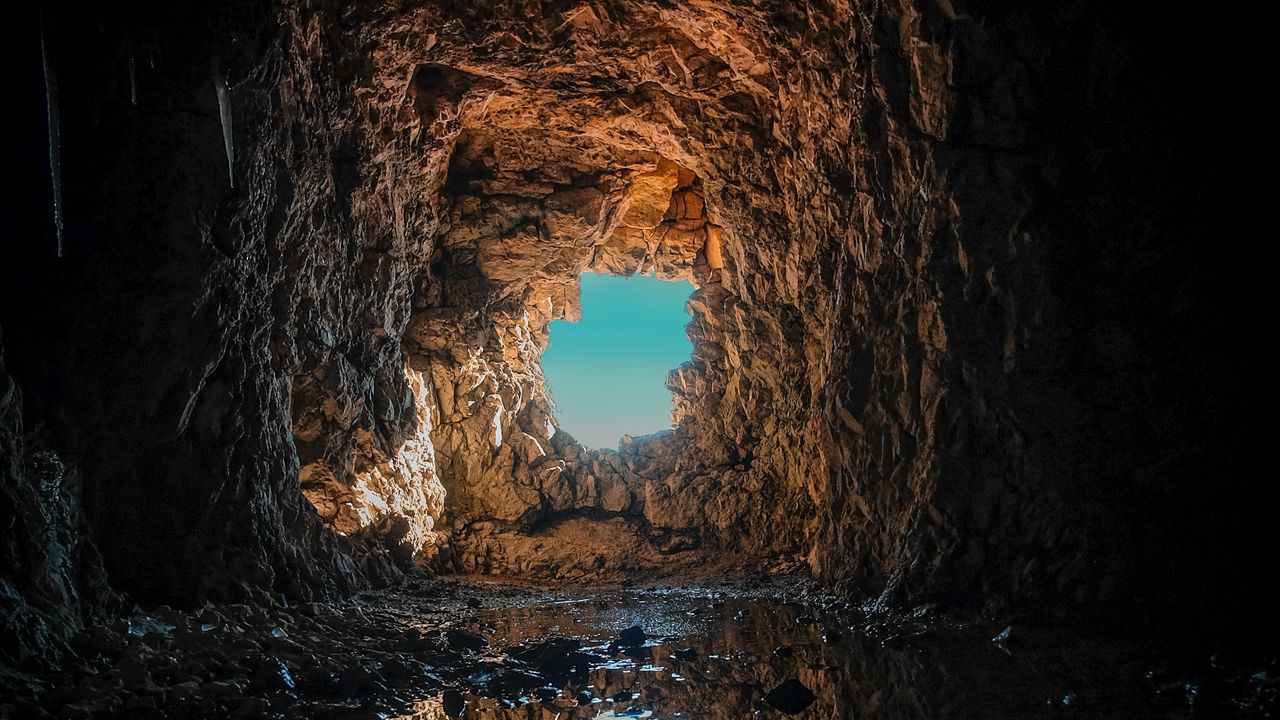 Обои пещера, лужа, отражение, скала