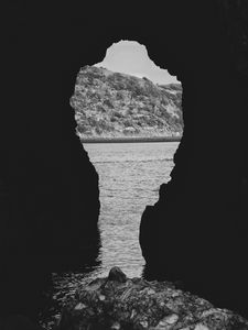 Превью обои пещера, море, холм, черно-белый