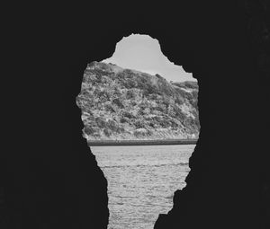 Превью обои пещера, море, холм, черно-белый