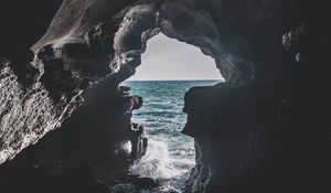 Превью обои пещера, море, прибой, камни, пена