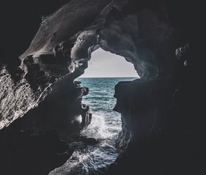 Превью обои пещера, море, прибой, камни, пена