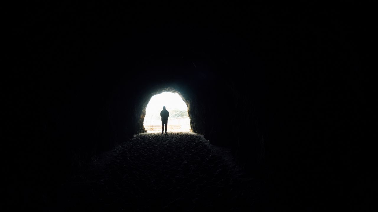 Обои пещера, силуэт, одиночество, темный
