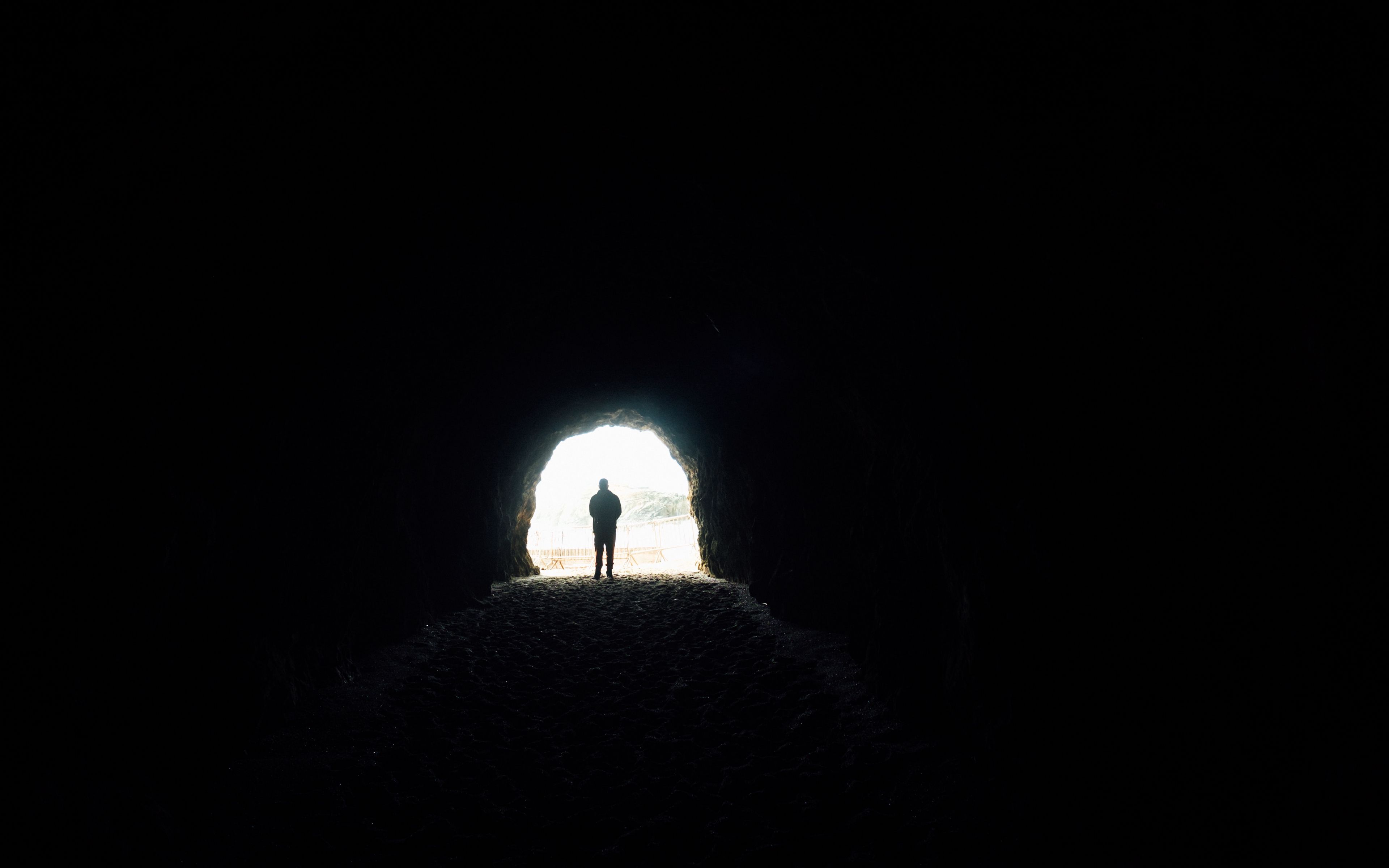 Количество темнота. Пещера. Темный силуэт. Темная пещера. Пещера в темноте.