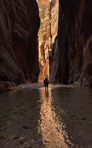 Превью обои пещера, силуэт, вода, скалы, камни