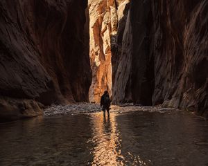 Превью обои пещера, силуэт, вода, скалы, камни