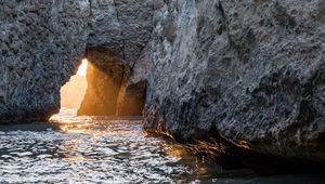 Превью обои пещера, скала, солнечный свет, вода, море