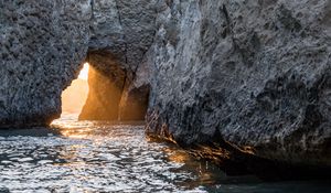 Превью обои пещера, скала, солнечный свет, вода, море