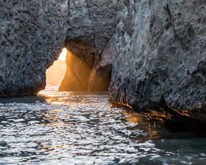 Превью обои пещера, скала, солнечный свет, вода, море