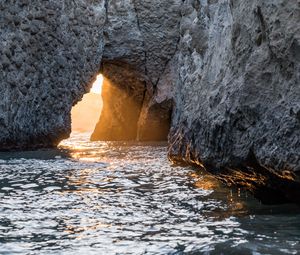 Превью обои пещера, скала, солнечный свет, вода, море