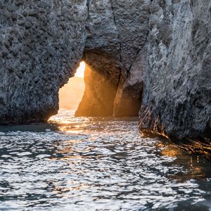 Превью обои пещера, скала, солнечный свет, вода, море