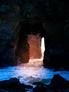 Превью обои пещера, скала, свет, вода, камни