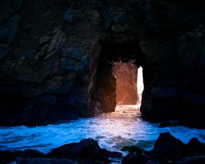 Превью обои пещера, скала, свет, вода, камни