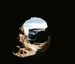 Превью обои пещера, скала, вода, волны, темный