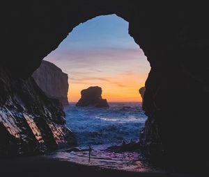 Превью обои пещера, скалы, море, закат